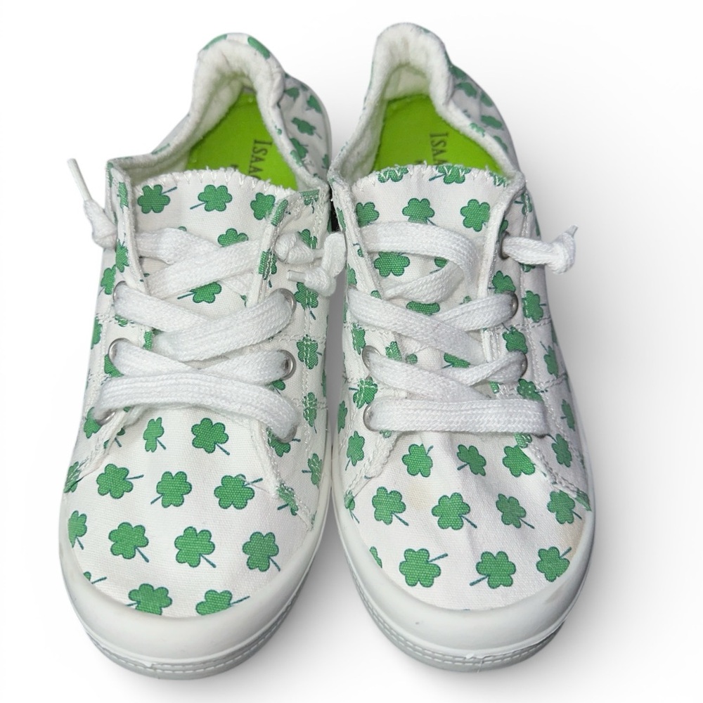 Isaac Mizrahi Women’s White Canvas Sneakers with‎ Green Clover Design size 6.5